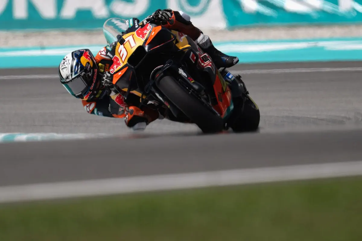 Акоста выиграл дождевой спринт ГП Малайзии MotoGP, Марк Маркес — второй, Бедзекки — третий