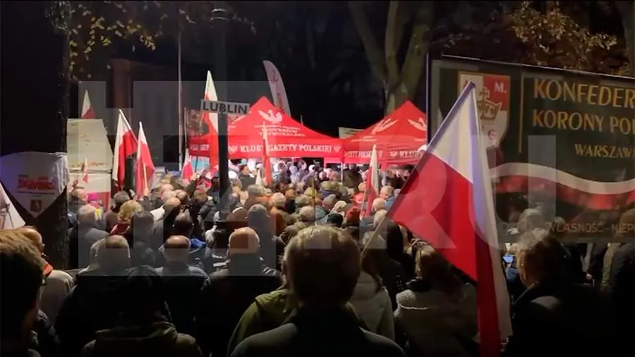 Протестующие в Варшаве собрались у здания Конституционного трибунала