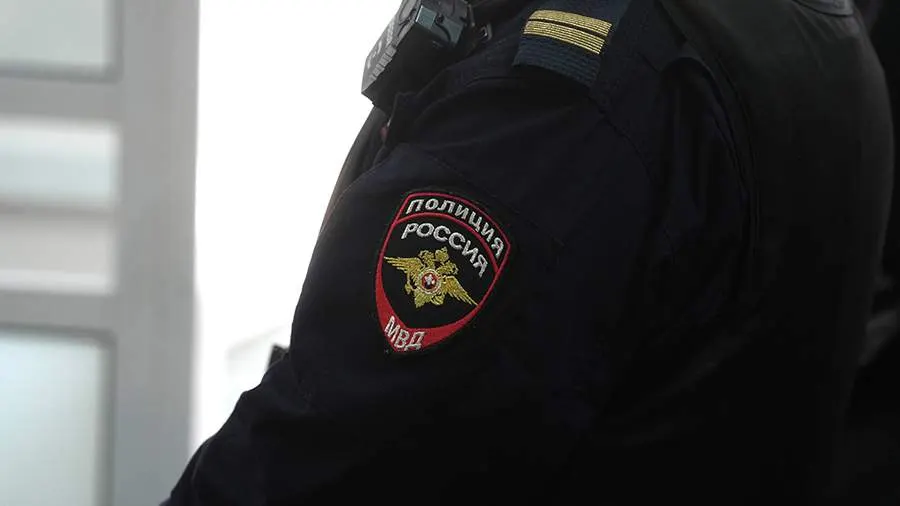 Подростки прыгали по крышам в Колпино и сбросили на тротуар чердачную дверь