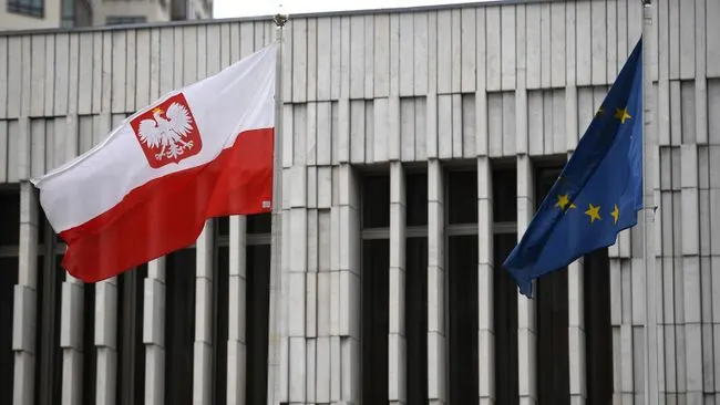 Агрессивная толпа пытается штурмовать здание Конституционного суда Польши
