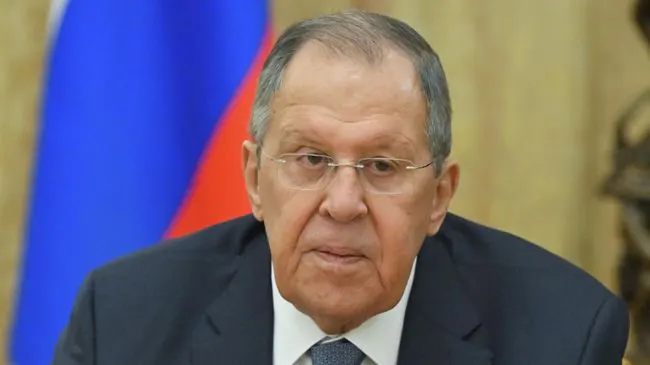 Запад обрекает себя на изоляцию, объявляя Россию врагом, заявил Лавров