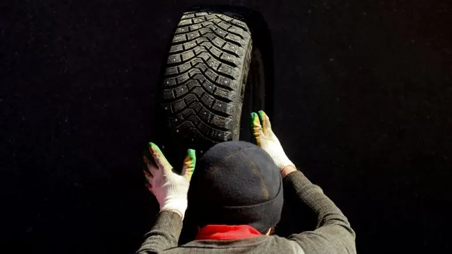 Автоюрист рассказал, нужно ли в ноябре менять летнюю резину на зимнюю