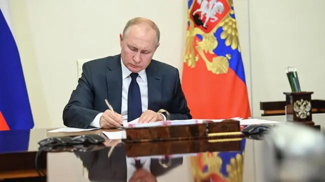 Путин рекомендовал регионам рассмотреть допподдержку жен участников СВО