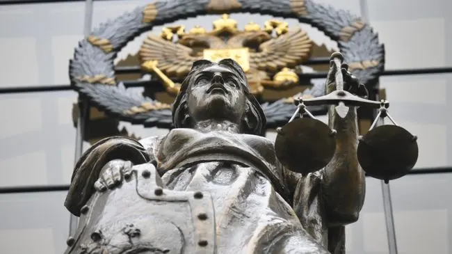 Экс-супруг может получать алименты при потере трудоспособности, пояснил суд