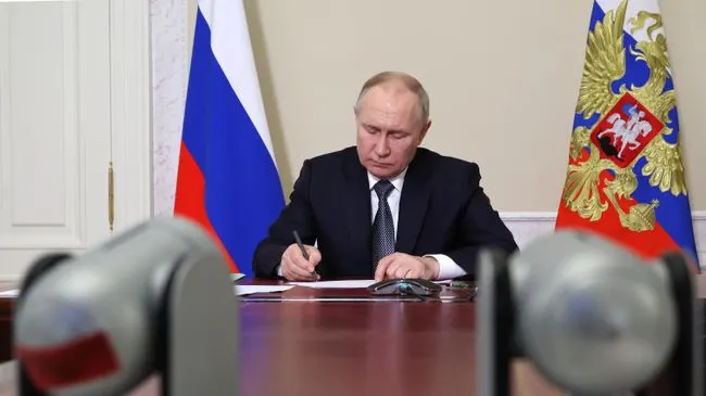 Путин поручил проработать механизм "одного окна" для семей на Госуслугах