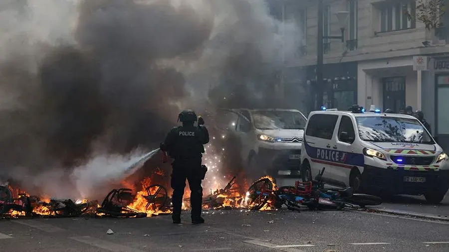 Le Figaro узнала о массовой отмене иностранцами туров во Францию из-за волнений